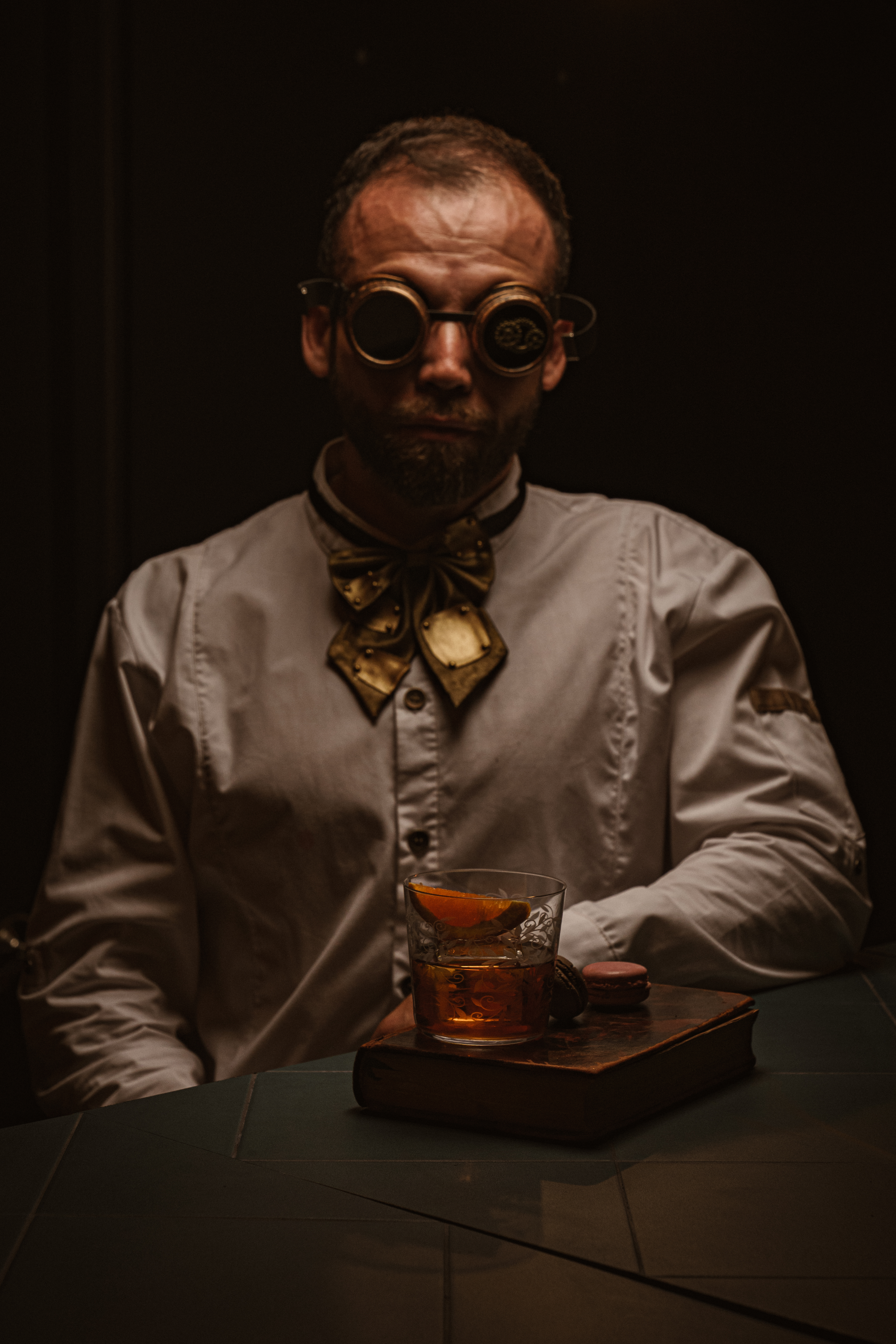 Ambiente Enigma, coctelería steampunk
